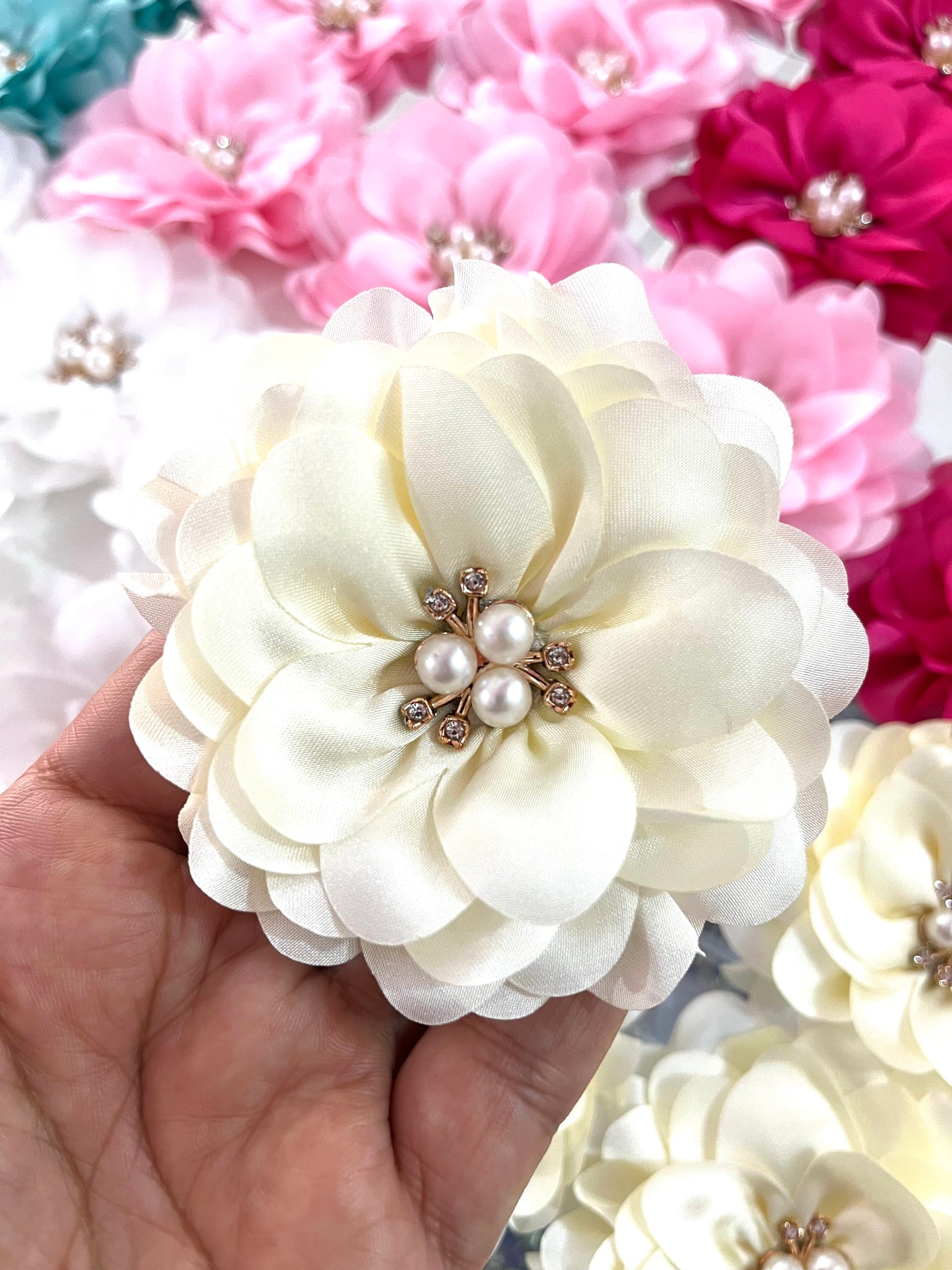 Flor Camelia Beige con Centro de Perlas ( pieza)