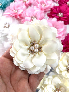 Flor Camelia Beige con Centro de Perlas ( pieza)