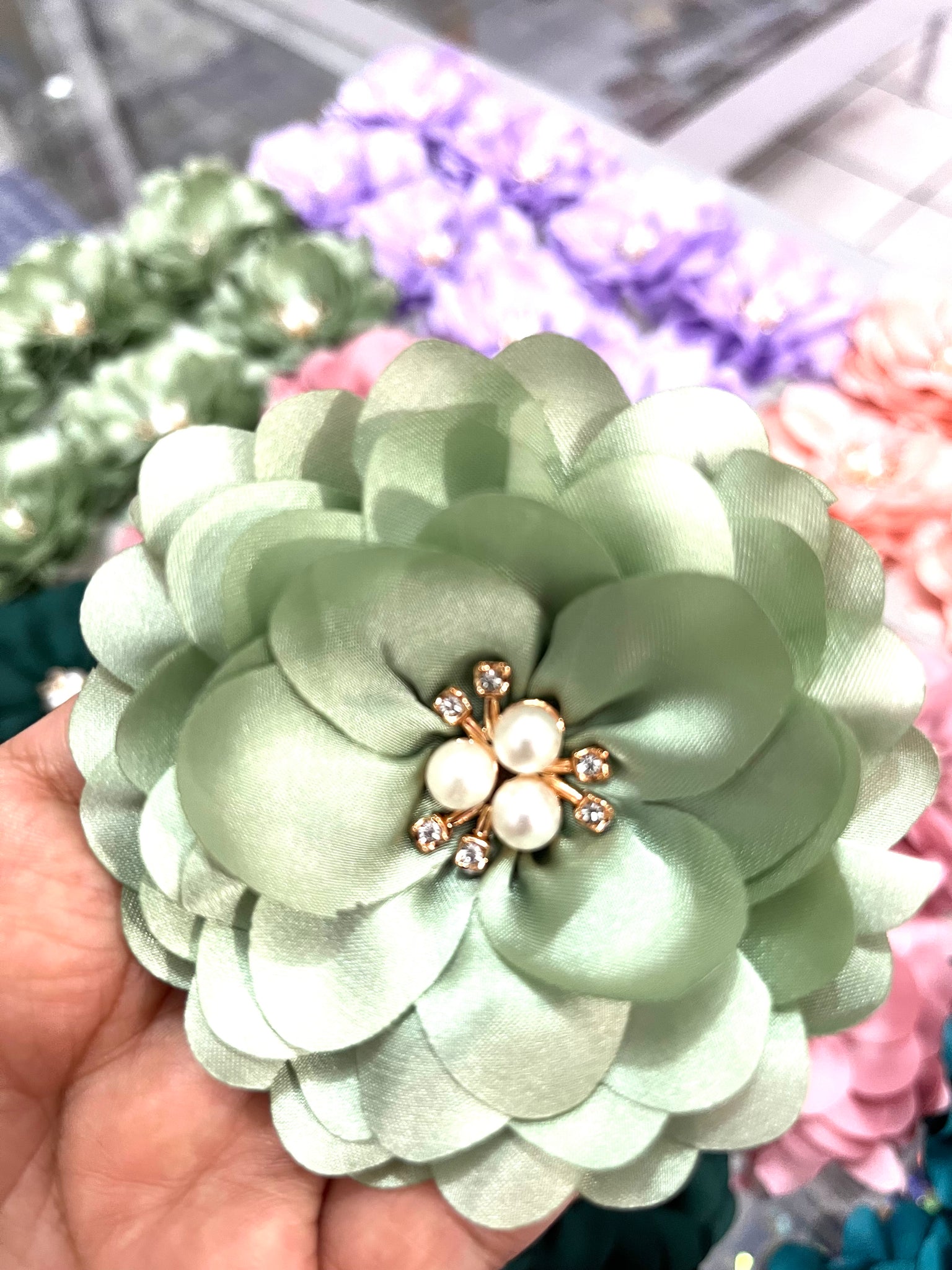 Flor Camelia Verde Manzana con Centro de Perlas ( pieza)