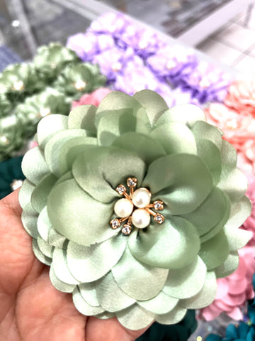 Flor Camelia Verde Manzana con Centro de Perlas ( pieza)