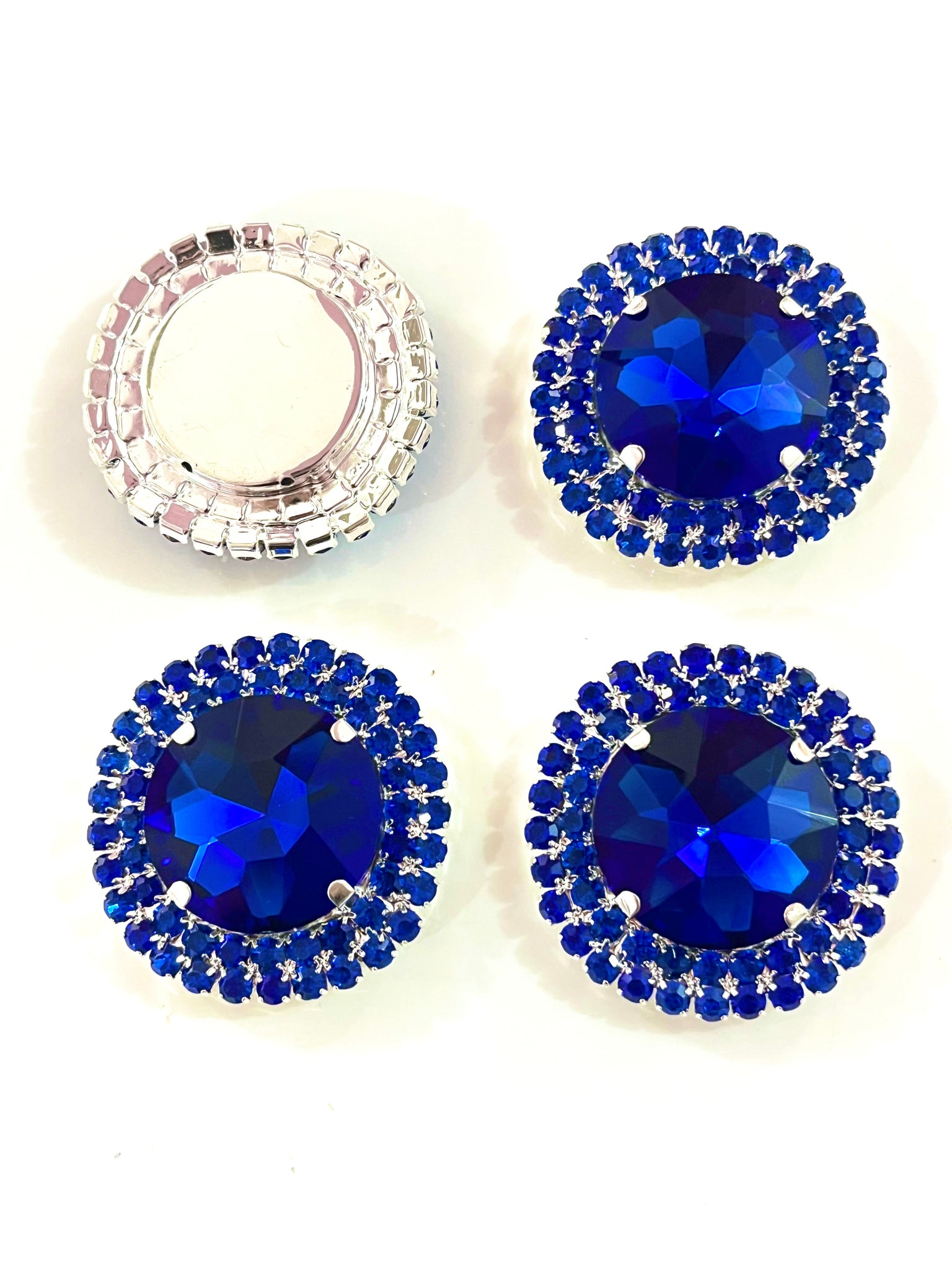 Centro Redondo base plata con pedrería en Azul Rey 40mm (Pieza)