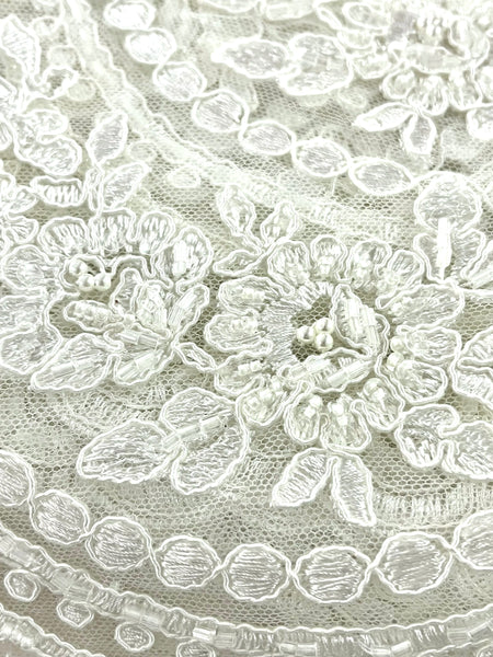 Orilla bordada en tul ivory con pedreria