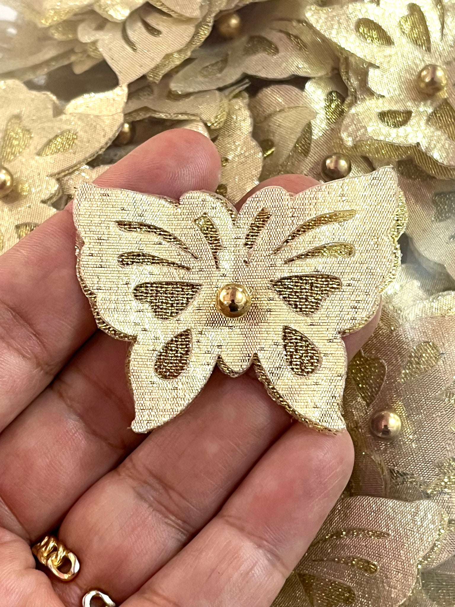 Mariposas Mediana de Tela Satinada Oro Metálico c/25 piezas