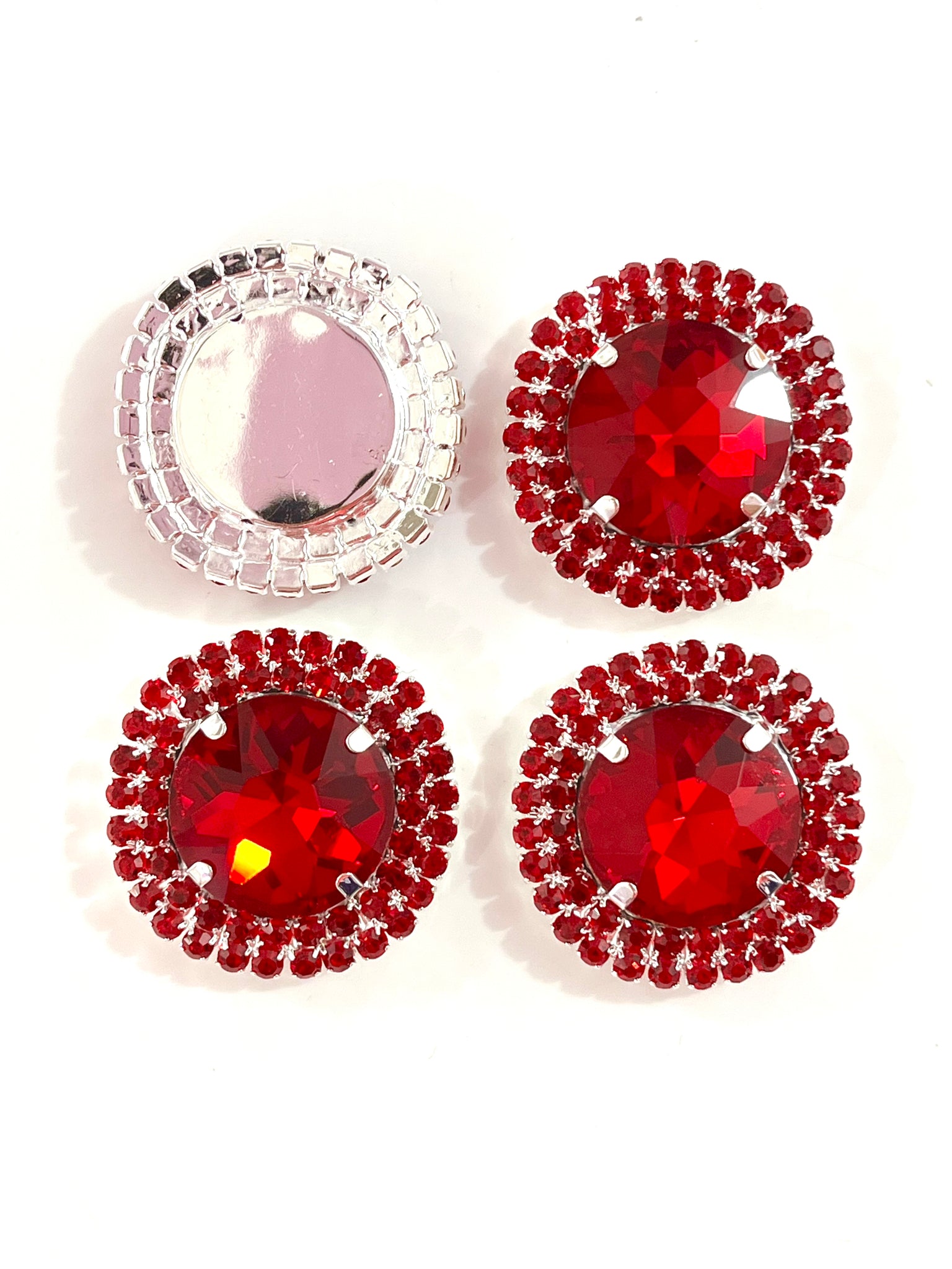 Centro Redondo base plata con pedrería en Rojo 40mm (Pieza)