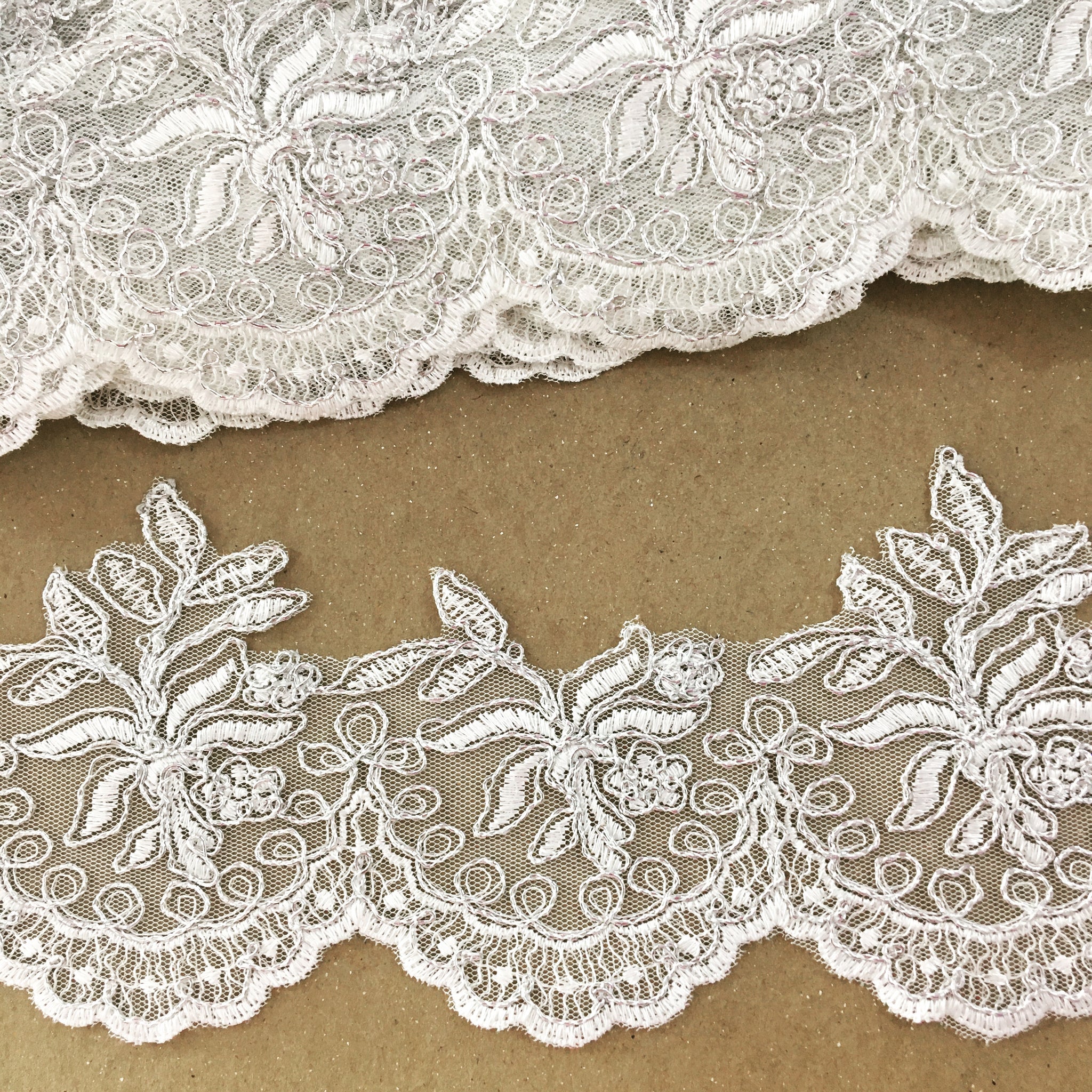 Orilla de tul bordada ivory c/plata